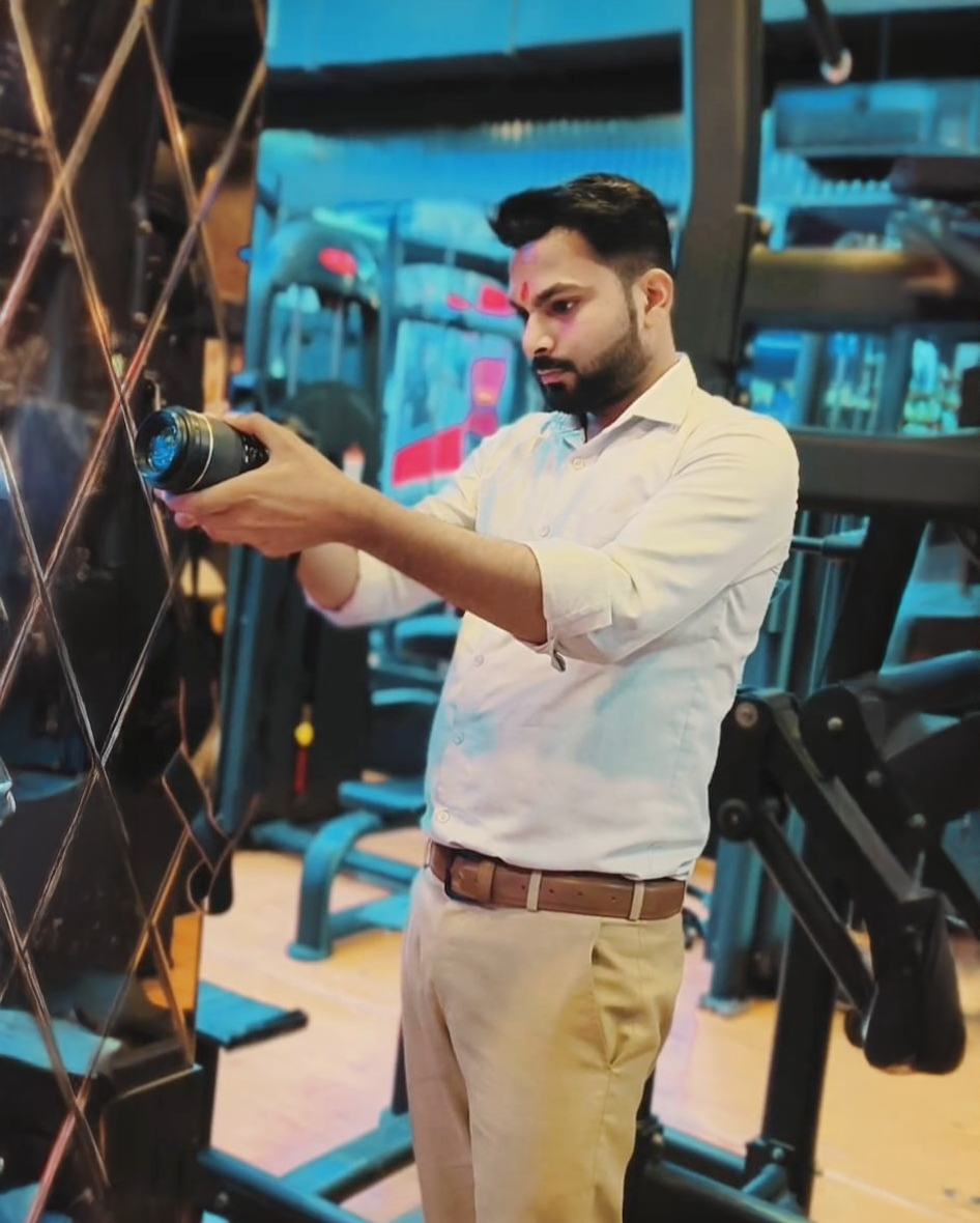 Roshan Gupta - Professional Graphic Designer in Ghaziabad working in modern studio
